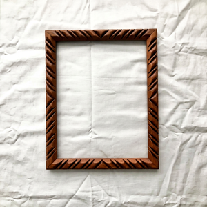 Cadre photo de table en bois de 10 pouces, forme personnalisée, imprimé en sérigraphie, écologique, avec verre et trous profonds pour ombres, modèle WM Crafts Galore - Product Image 1