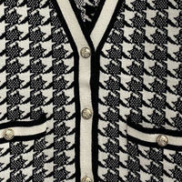 Cárdigan de punto estilo tweed con cuello en V para mujer, suéter con estampado de pata de gallo en blanco y negro, ribete en contraste, botones metálicos dorados y bolsillos de parche.