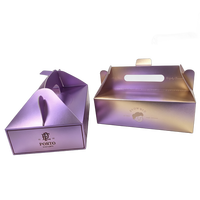 Boîte cadeau haut de gamme en carton doré avec effet de marquage à chaud et impression UV pour gâteaux et friandises, avec poignée