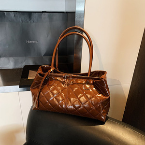 Soft PU New Stylish Popular Quilted <b>Pillow</b> <b>Shape</b> Magnetic Closure Polyester Lining 1-1.9L Capacity Tote Bags - Product Image 3