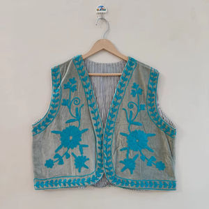 Chaleco Bordado Suzani de Terciopelo Hecho a Mano, Chaleco Bohemio Hecho a Mano, Chaqueta Vintage con Estampado Floral para Mujer - Product Image 1