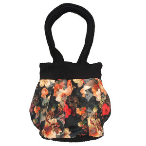 กระเป๋าใส่ดอกไม้บนผ้าขนสัตว์สีดำ - Product Image 1