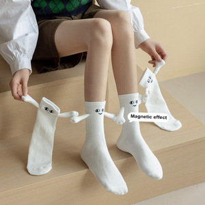 <span class=keywords><strong>Chaussettes</strong></span> mi-hautes magnétiques à motif de <span class=keywords><strong>visage</strong></span> souriant tenant des mains, en coton personnalisé, très vendues - Product Image 2