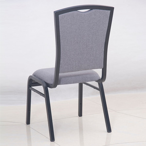 Silla de hotel con estructura metálica, tapicería beige, diseño contemporáneo y duradero para uso en banquetes, bodas y restaurantes. - Product Image 4