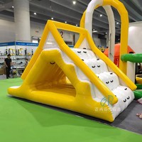 Toboggan aquatique gonflable triangulaire fabriqué en Chine à prix abordable avec plateforme de plongée pour le plaisir estival