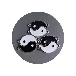 100 Breloques Connecteurs TaiChi Rondes en Émail Plaqué Argent pour Colliers, Fabrication DIY, Breloques Yin Yang, Pendentifs Bijoux Faits Main - Product Image 4
