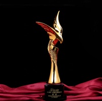 Trophée unique en résine créative en forme d'aigle volant avec base en cristal noir pour récompenses et souvenirs