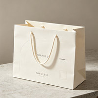Sac cadeau en papier cartonné recyclé écologique personnalisé avec gaufrage et débossage de luxe pour l'emballage de produits haut de gamme