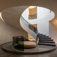Escalier Courbé de Luxe sur Mesure avec Marches en Bois Clair et Rampe en Fer Forgé pour Villa à Plafond Haut