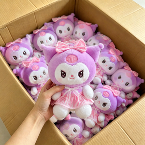 Juguetes de peluche de dibujos animados de 8 pulgadas, suaves, de algodón, con diseño de <span class=keywords><strong>Kuromi</strong></span> de fábrica, con vestido rosa, para máquina de garras, para niños - Product Image 1