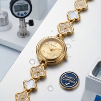 Montre de luxe pour femme en alliage, style coréen, sportive, élégante, avec design trèfle à quatre feuilles, accents en strass, mouvement à quartz, aiguilles en verre