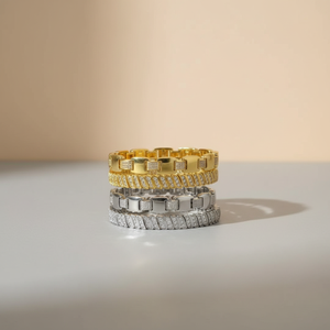 Bracelet de luxe plaqué or 18 carats avec motif floral texturé et pavé de zircone cubique pour femme, bijoux élégants en forme de trèfle à empiler, vente en gros - Product Image 4