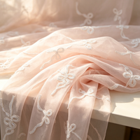 Robes de demoiselle d'honneur en organza rose clair transparent avec nœud brodé de sequins blancs et broderie florale pour l'été (garçons et filles)