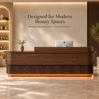 Comptoir de réception moderne en bois cannelé, design incurvé, bande LED, taille personnalisée, bureau d'accueil pour hall d'entreprise