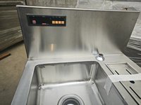 Bac à main en acier inoxydable industriel à commande au pied avec stérilisateur de couteaux pour abattoir et équipement de traitement de la viande