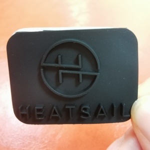Etiqueta de PVC con Pegamento 3M, Proveedor de Logotipos en Relieve Personalizados, Parches de Goma con Transferencia de Calor 3D, Insignia de Silicona para Prendas - Product Image 1
