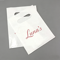 Sacs en plastique personnalisés avec poignée découpée pour vêtements, sacs d'emballage réutilisables avec votre propre logo pour les magasins de détail