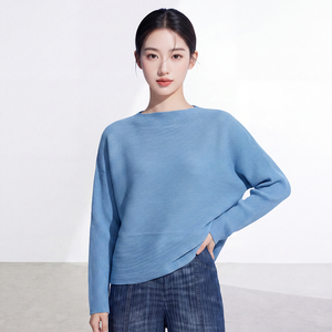 Camiseta Miyake de Manga Larga para Mujer, Oversize, Tejida, Color Sólido, Minimalista, Cuello Redondo, Ajuste Holgado, Hombros Caídos, Transpirable y Ecológica - Product Image 3