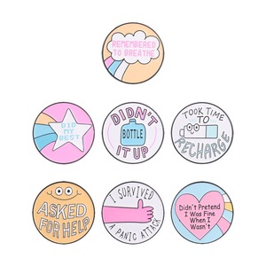 Pin redondo rosa que promueve la salud psicológica y mental - Product Image 1