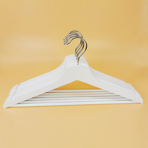 Muestra Gratis: Percha de Madera Blanca Antideslizante de 43 cm con Gancho de Níquel, Percha Ecológica para Ropa - Product Image 2