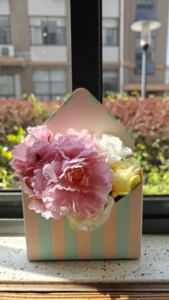 Caja <span class=keywords><strong>de</strong></span> flores plegable portátil <span class=keywords><strong>de</strong></span> gran oferta <span class=keywords><strong>para</strong></span> regalo <span class=keywords><strong>de</strong></span> <span class=keywords><strong>Amazon</strong></span>, embalaje <span class=keywords><strong>de</strong></span> <span class=keywords><strong>cartón</strong></span>, caja <span class=keywords><strong>de</strong></span> sobres <span class=keywords><strong>de</strong></span> floristería a prueba <span class=keywords><strong>de</strong></span> agua <span class=keywords><strong>para</strong></span> compromiso hecho Pa - Product Image 2