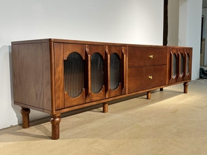 Meuble TV de salon en bois massif, style rétro mi-siècle, avec portes à panneaux surélevés et centre de divertissement à rabat - Product Image 4