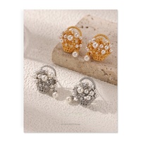 Anting-anting stud mewah bergaya vintage Prancis ala Amerika Eropa, desain niche, ringan, mewah, zircon, mutiara, keranjang bunga, bambu