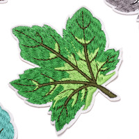 Haute qualité fer sur brodé personnalisé feuille d'érable vêtements Patch pour Jeans chaussures chapeau sacs décoration broderie vêtement patchs