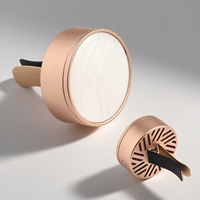Clip de désodorisant de voiture magnétique en or rose, support d'aromathérapie en métal avec conception évidée pour la diffusion de parfum
