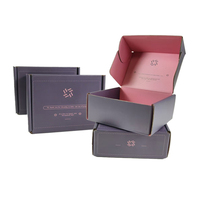 Caja de envío de correo de cartón corrugado rosa y negro de lujo impresa personalizada con logotipo en relieve Embalaje de cartón de alta calidad