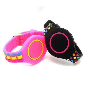 Fabrication personnalisée en caoutchouc de silicone enfants suivi rfid bracelet nfc bracelet avec code qr pour enfants bébé