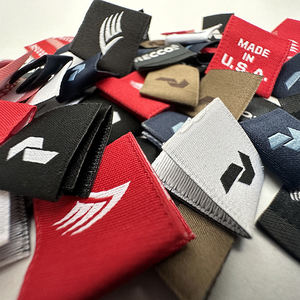 Etiqueta tejida hecha de reciclaje personalizada, etiqueta de cuello de ropa de alta densidad de Damasco, etiquetas de bandera de marca de diseño de logotipo moderno a la moda - Product Image 1