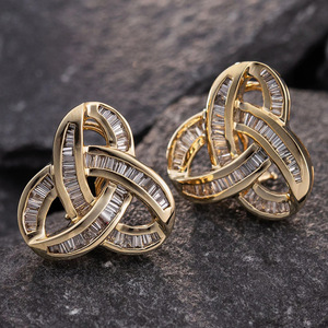 Orecchini a Perno con Nodo Geometrico Triangolare per Donne, Design Baguette, Eleganti Accessori per Orecchie da Indossare Quotidianamente - Product Image 1