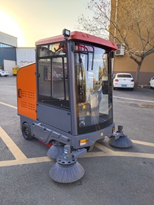 Nettoyeur de sols et de rues industriel G1900 Ride-On, nouvelle génération, haute efficacité, avec système d'aspiration et pistolet à eau haute pression. - Product Image 2