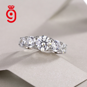 Anello in Oro Massiccio 18K con <span class=keywords><strong>Cinque</strong></span> Pietre Moissanite Taglio Rotondo, Anello di Lusso per Fidanzamento, Matrimonio e Uso Quotidiano, Certificato GRA - Product Image 2