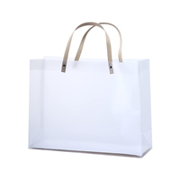 Sacs à provisions en plastique transparent givré PVC avec poignée en papier personnalisé nouveau design de mode pour l'emballage de sous-vêtements chaussures en boutique