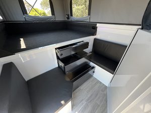 Cama Queen Desmontable de Aluminio Completamente Soldada para Camper 4x4 con Aire Acondicionado Solar de 860W - Product Image 4