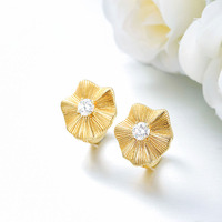 Cadeau personnalisé de qualité supérieure pour femme, boucle d'oreille en or simple avec fleur à quatre pétales texturée linéaire, zircon brillant, respectueuse de la peau