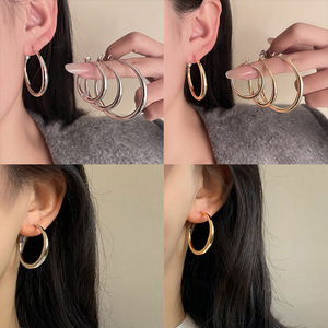 <span class=keywords><strong>Pendientes</strong></span> de Aro Geométricos Minimalistas de Hierro Electrochapado, Diseño de Nicho de Alta Gama, Joyería Sencilla para Mujer, Modelo al por Mayor - Product Image 2