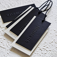 Étiquettes suspendues personnalisées de luxe en relief découpées avec code-barres, en carton noir 800 g/m², pour vêtements, accessoires capillaires et cravates