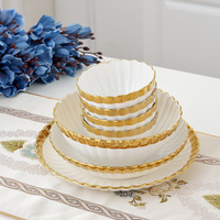 Service de table en porcelaine blanche chaude Oskas, assiettes à dîner, bols à soupe, assiettes de présentation, vaisselle en céramique de luxe avec bord doré