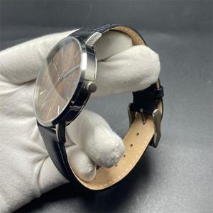 Reloj de Hombre Superligero, Correa de Cuero de Primera Calidad, Diseño ODM, Resistente al Agua 3BAR, Reloj de Vestir con Esfera de Madera, Cuarzo MIYOTA, Analógico Redondo - Product Image 2