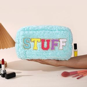 Sac de maquillage en peluche chenille brodé avec logo personnalisé, nouvelle collection 2024, grande capacité, sac de rangement pour articles de toilette d'hiver, sac cosmétique pour femmes et filles - Product Image 5