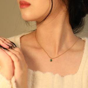 Colliers géométriques français incrustés de pierres précieuses, pendentif quadrilatère en zircon classique en acier inoxydable plaqué or 18 carats - Product Image 4