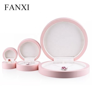 กล่องบรรจุภัณฑ์ทำจากไม้ของขวัญเคลือบสีชมพูทรงกลมโรแมนติกตามสั่งของ Fanxi - Product Image 3