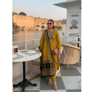 Ensemble Kurta et pantalon en crêpe jaune moutarde avec dupatta, séchage rapide, infroissable, élégant, tenue ethnique, usage décontracté et festif - Product Image 1
