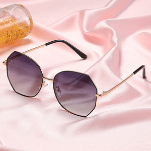 แว่นกันแดดกรอบโลหะแฟชั่นใหม่ป้องกันรังสียูวี 400 กรอบใหญ่สำหรับยูนิเซ็กส์หน้าใหญ่กระชับใบหน้า - Product Image 3