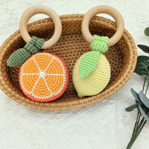 2025 nuovo Design regalo per neonati uncinetto ronzella di limone giocattolo educativo anello di legno sonaglio fatto a mano per il regalo dei bambini - Product Image 1