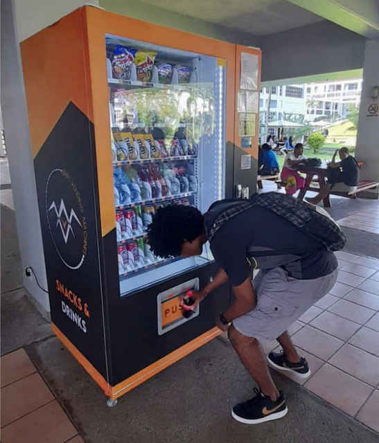 21.5 Touchscreen Combo Ice Vending Machine for Shopping Mall with 60 Snack & Drink Options and Adjustable Flex Trays