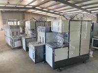 Machine de soufflage de bouteilles en plastique PET semi-automatique à 2 cavités 202 211 pour la fabrication de bouteilles de type canette à partir de préformes PET de 28 mm 1810.